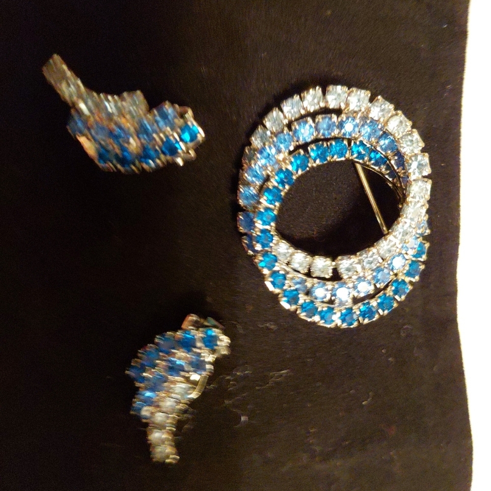 Vintage Trio Blue Rhinestone Brooch & Clip on Earrings. - Picture 8 of 8